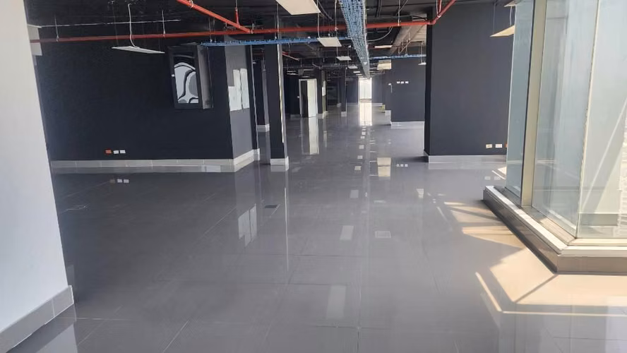 Amplia oficina lista para entrar piso alto de 1,417 m2 todo el piso