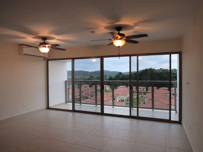 Venta de Apartamento en PH Midrise, Woodlands