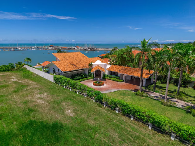 Villa Frente al Mar y al Campo de Golf en Vista Mar: Oportunidad de Inversión - Imagen 2