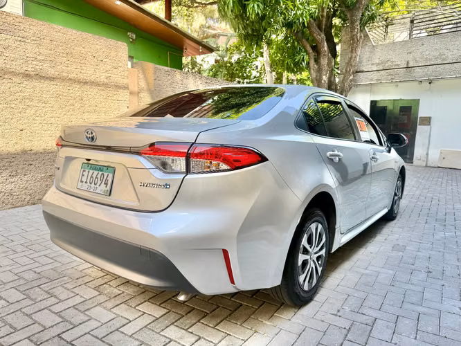 Toyota Corolla Hybrid 2024 | 23,000 km | Impecable | Económico y Full Seguridad Negociable - Imagen 3