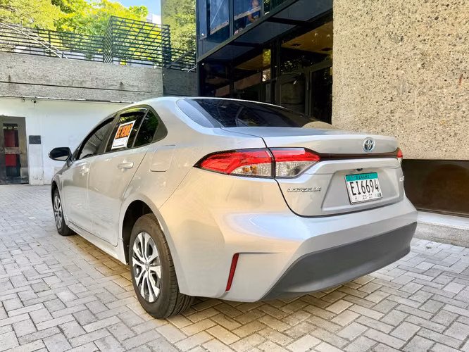 Toyota Corolla Hybrid 2024 | 23,000 km | Impecable | Económico y Full Seguridad Negociable - Imagen 4