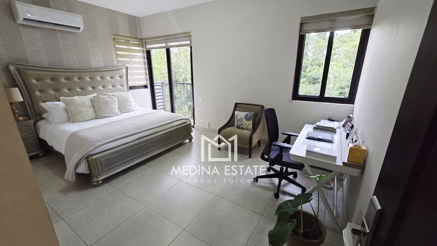 Alquiler Garden Apartmento en Embassy Club, Clayton, con 2 habitaciones y lineá blanca.