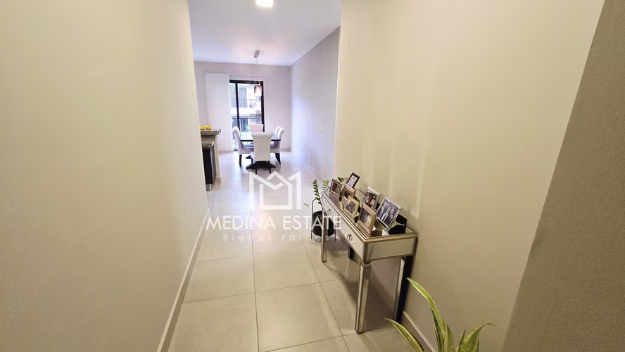 Alquiler Garden Apartmento en Embassy Club, Clayton, con 2 habitaciones y lineá blanca.