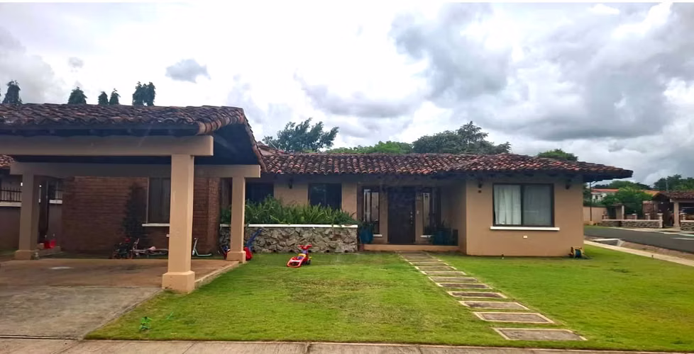 Casa Esquinera en Venta en Chitré – Residencial Cubita | 3 Recámaras con Baños | $365,000