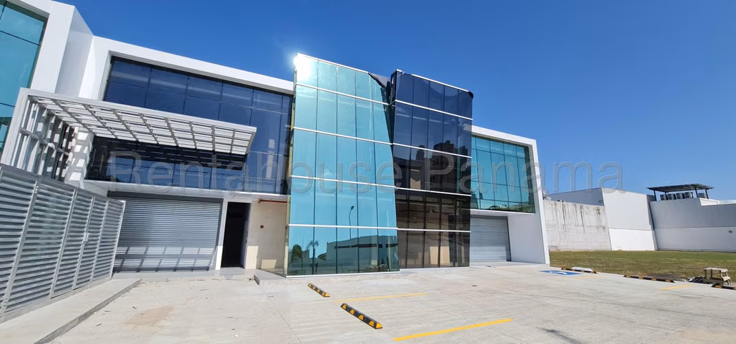 Galera en Venta en Parque Lefevre 26EPP3465