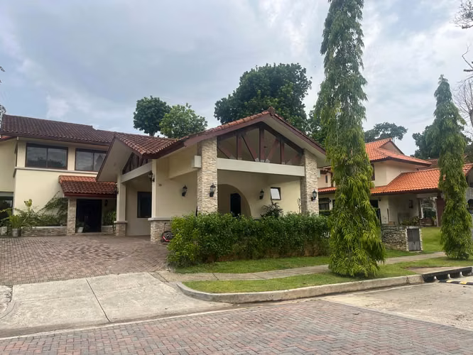 Spectacular House for Sale in Senderos de Cruces, Clayton