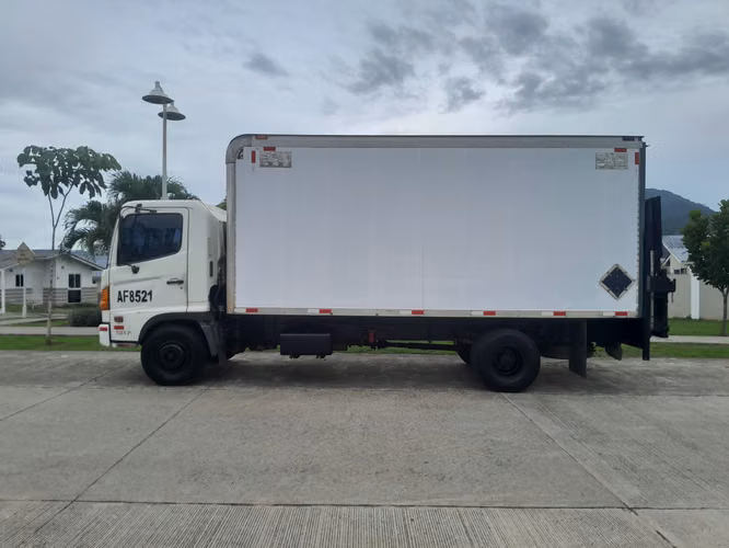 CAMION HINO 500