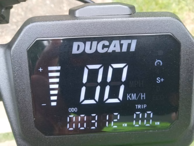 SCOOTER DUCATI PRO II muy poco uso **Aproveche**