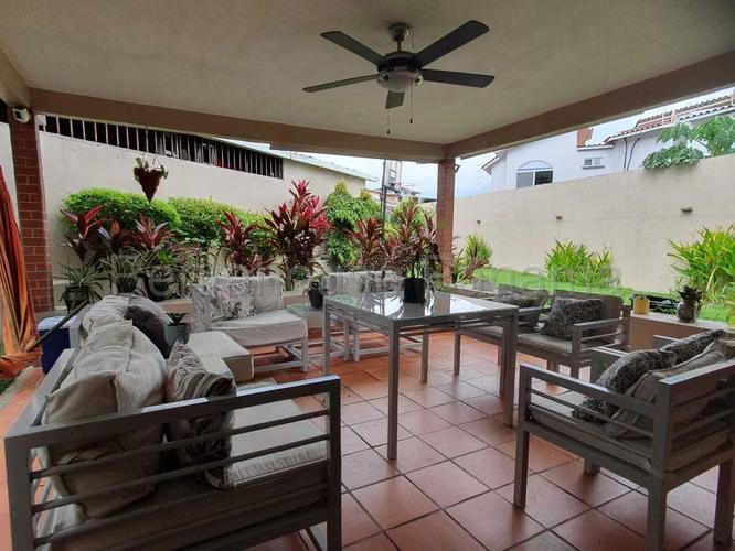 Vendo Casa de 408 m² en Reparto Nuevo Panama 26-8746GG