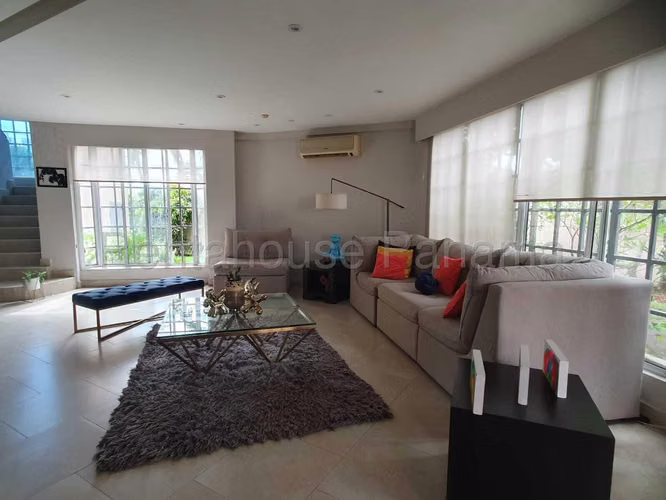 Vendo Casa de 408 m² en Reparto Nuevo Panama 26-8746GG