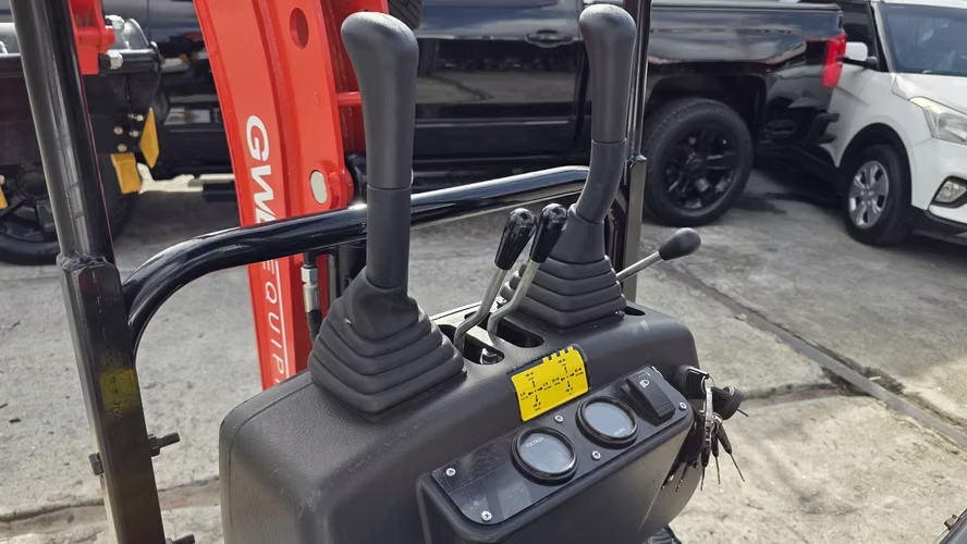 MINI EXCAVADORA DIÉSEL INDUSTRIAL 1.2T, AÑO 2027