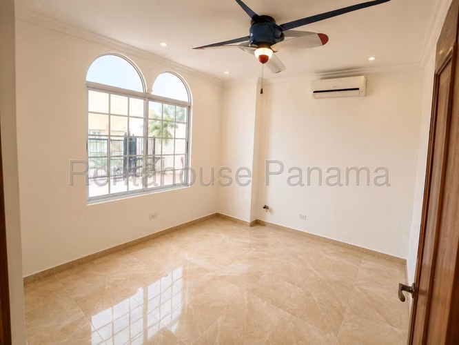 Vendo Casa de 299 m² en Altos de Panamá III 26-8982GG