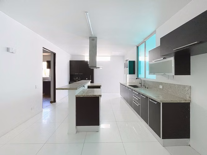 Venta de casa minimalista de lujo con piscina privada en Altos del Golf