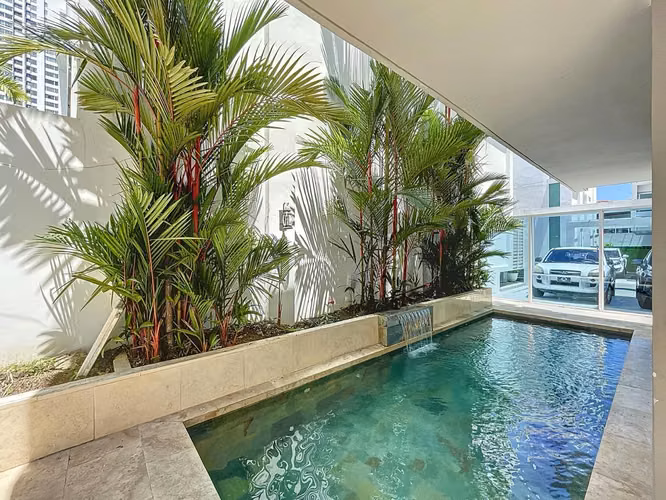 Venta de casa minimalista de lujo con piscina privada en Altos del Golf