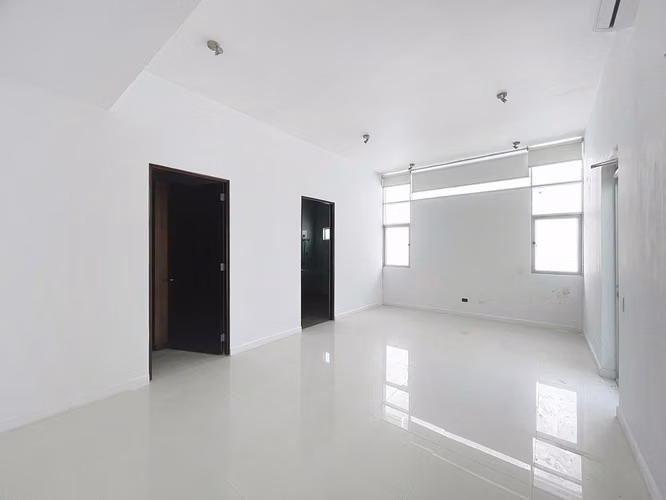 Venta de casa minimalista de lujo con piscina privada en Altos del Golf