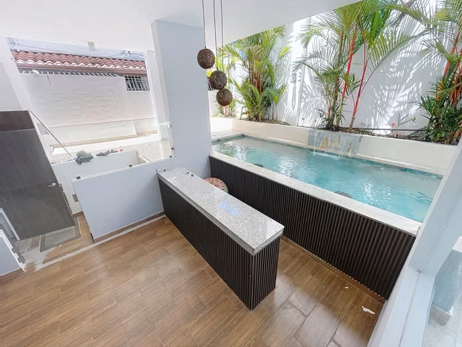 Venta de casa minimalista de lujo con piscina privada en Altos del Golf