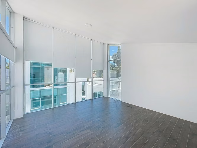 Venta de casa minimalista de lujo con piscina privada en Altos del Golf