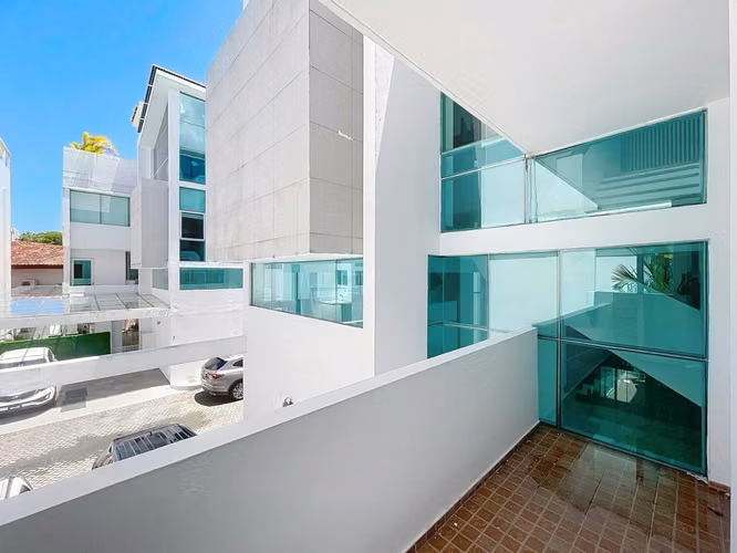 Venta de casa minimalista de lujo con piscina privada en Altos del Golf