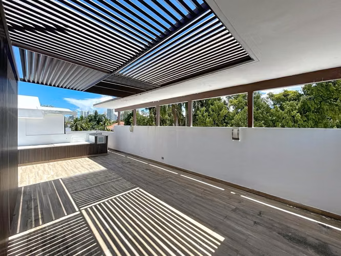 Venta de casa minimalista de lujo con piscina privada en Altos del Golf