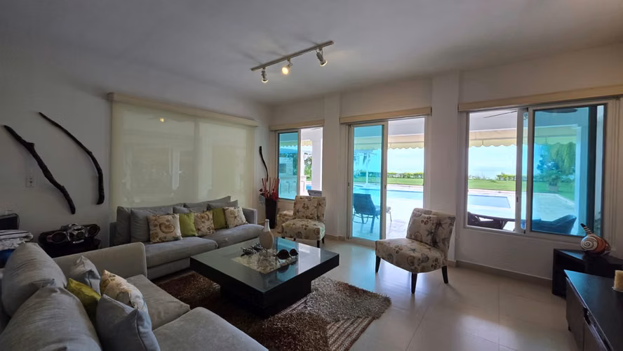 Venta de Casa de Playa en Bijao – Residencia de Lujo con Vista al Mar