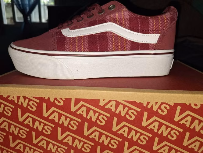 Zapatillas Vans color vino de dama.