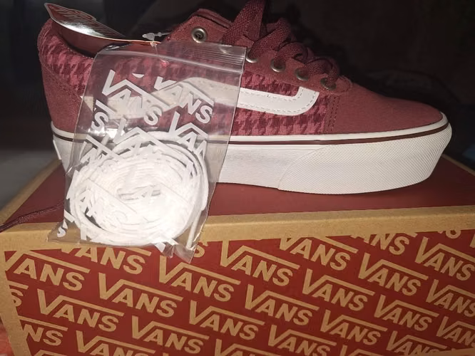 Zapatillas Vans color vino de dama.