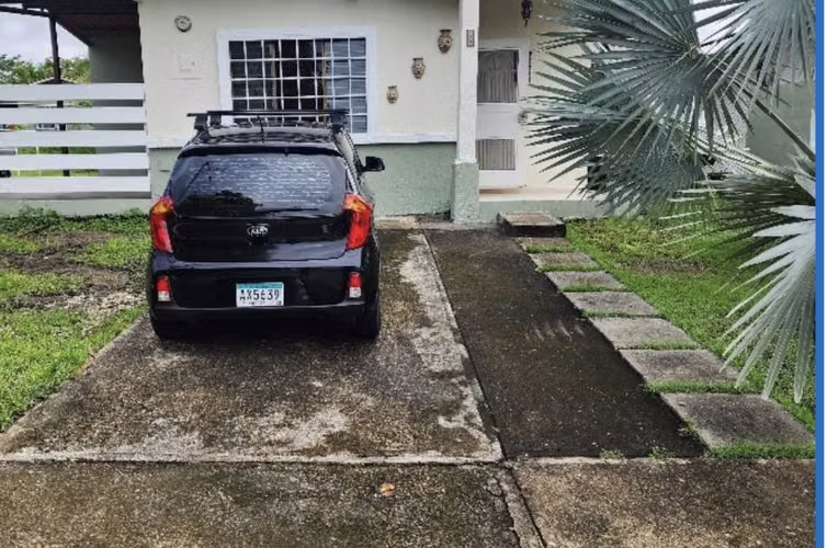 Venta de Casa Unifamiliar de Esquina en PH Brisas del Lago