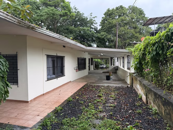 Casa en Alquiler / 4H + estudio independiente / Ubicación Estratégicamente Pty-Colón