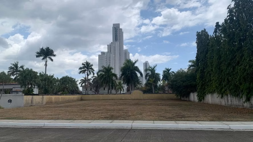 Lote en esquina Costa del Este