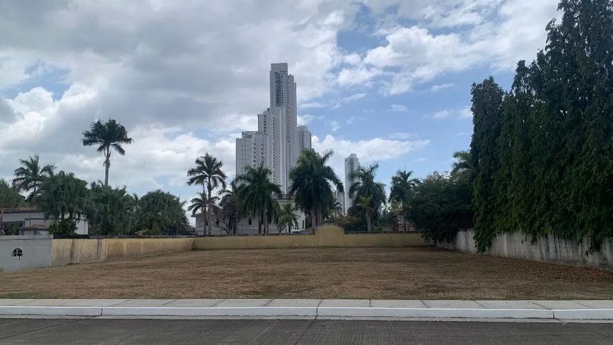 Lote en esquina Costa del Este