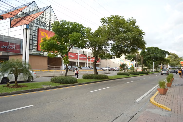 SE VENDE LOCAL EN EL DORADO, PLAZA CAMINO DE CRUCES