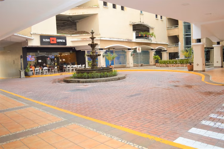 SE VENDE LOCAL EN EL DORADO, PLAZA CAMINO DE CRUCES