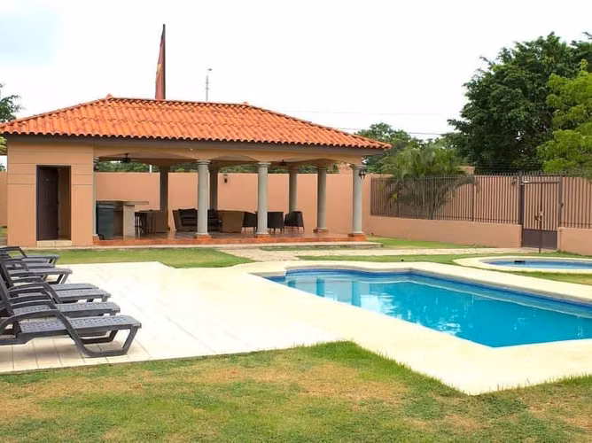 ALQUILO  CASA EN VERSALLES