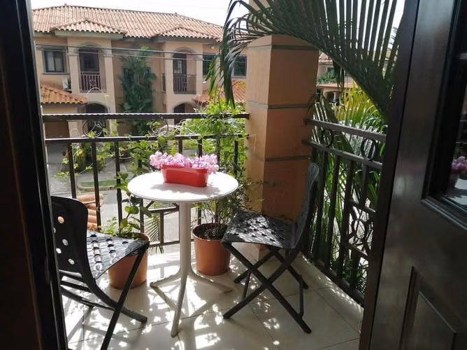 ALQUILO  CASA EN VERSALLES