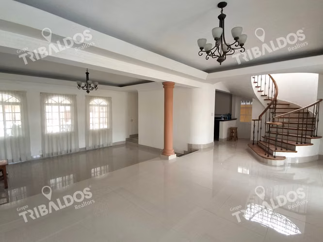 A single-family house with a pool is for sale in Altos de Panama.