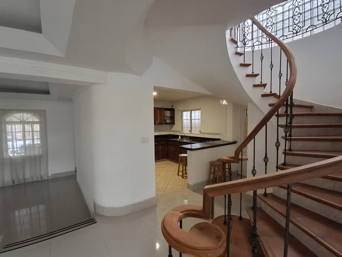 Venta de Casa unifamiliar en Altos de Panamá con piscina - Imagen 3
