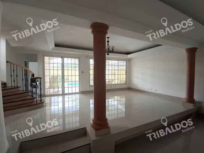 Venta de Casa unifamiliar en Altos de Panamá con piscina - Imagen 2