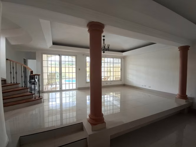 Venta de Casa unifamiliar en Altos de Panamá con piscina - Imagen 2