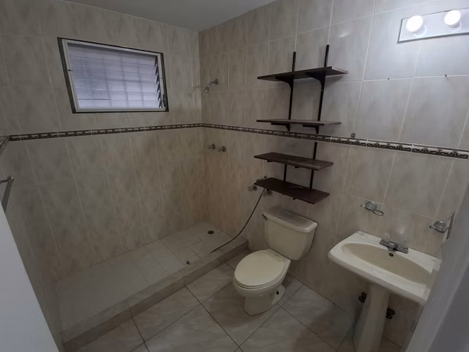 Venta de Casa unifamiliar en Altos de Panamá con piscina - Imagen 11