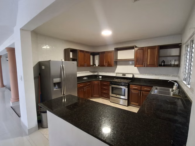 Venta de Casa unifamiliar en Altos de Panamá con piscina - Imagen 5