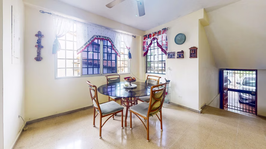 Venta de amplia casa estratégicamente ubicada en Dos Mares - Betania
