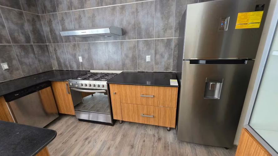 ¡Espectacular Casa Remodelada en Alquiler – Clayton!