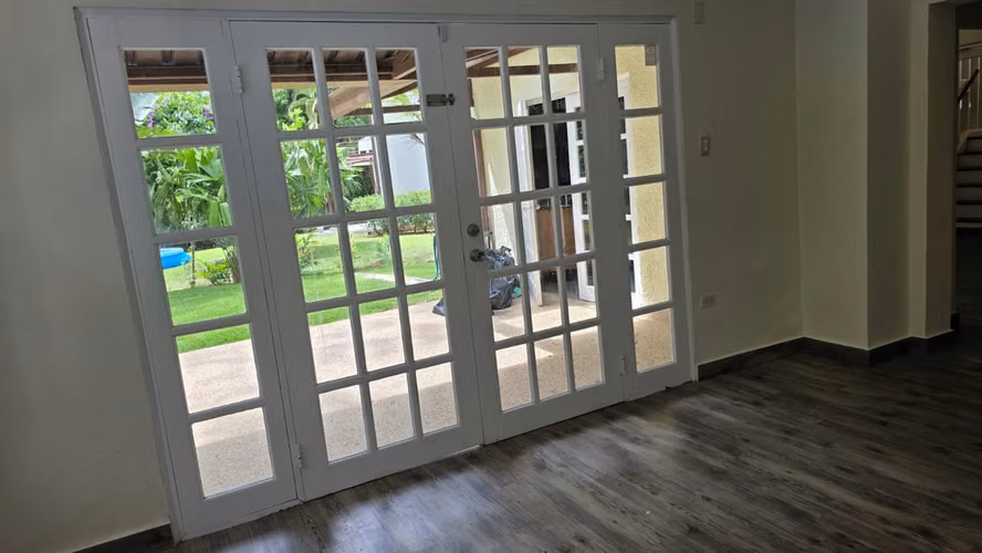 ¡Espectacular Casa Remodelada en Alquiler – Clayton!