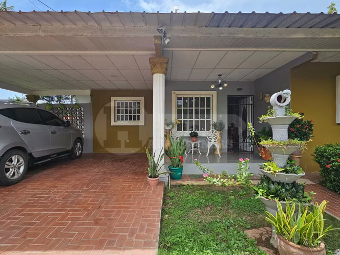 Venta de casa de esquina en Chitré, Herrera. MB
