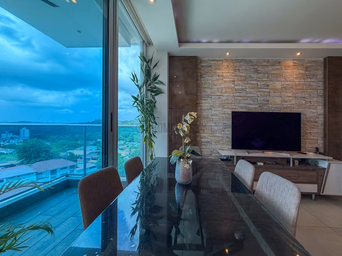 Apartamento en Alquiler en Dos Mares, Panamá – Amplio Apartamento de 140 m² con Balcón
