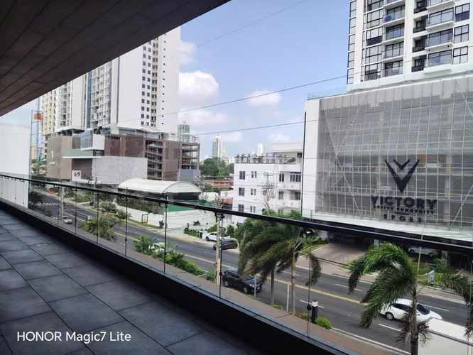 Local Comercial en Alquiler - 116m² en The Plaza, Coco del Mar. LU