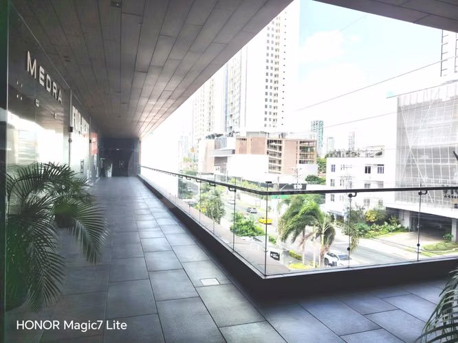 Local Comercial en Alquiler - 116m² en The Plaza, Coco del Mar. LU