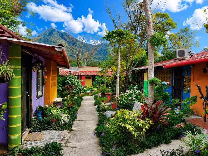 Land for sale with cabins in El Valle de Antón, 3,500 m² of land and 1,865 m² of construction