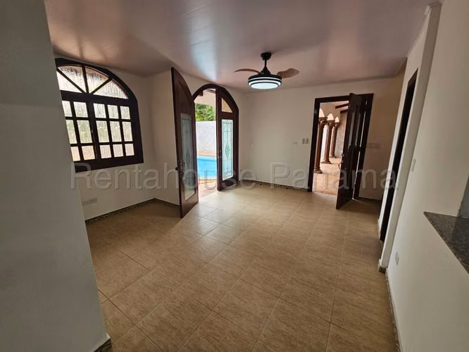 Vendo Casa de 250 m² en Villa las Acacias, Don Bosco 26-9077GG