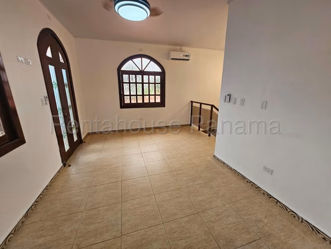 Vendo Casa de 250 m² en Villa las Acacias, Don Bosco 26-9077GG